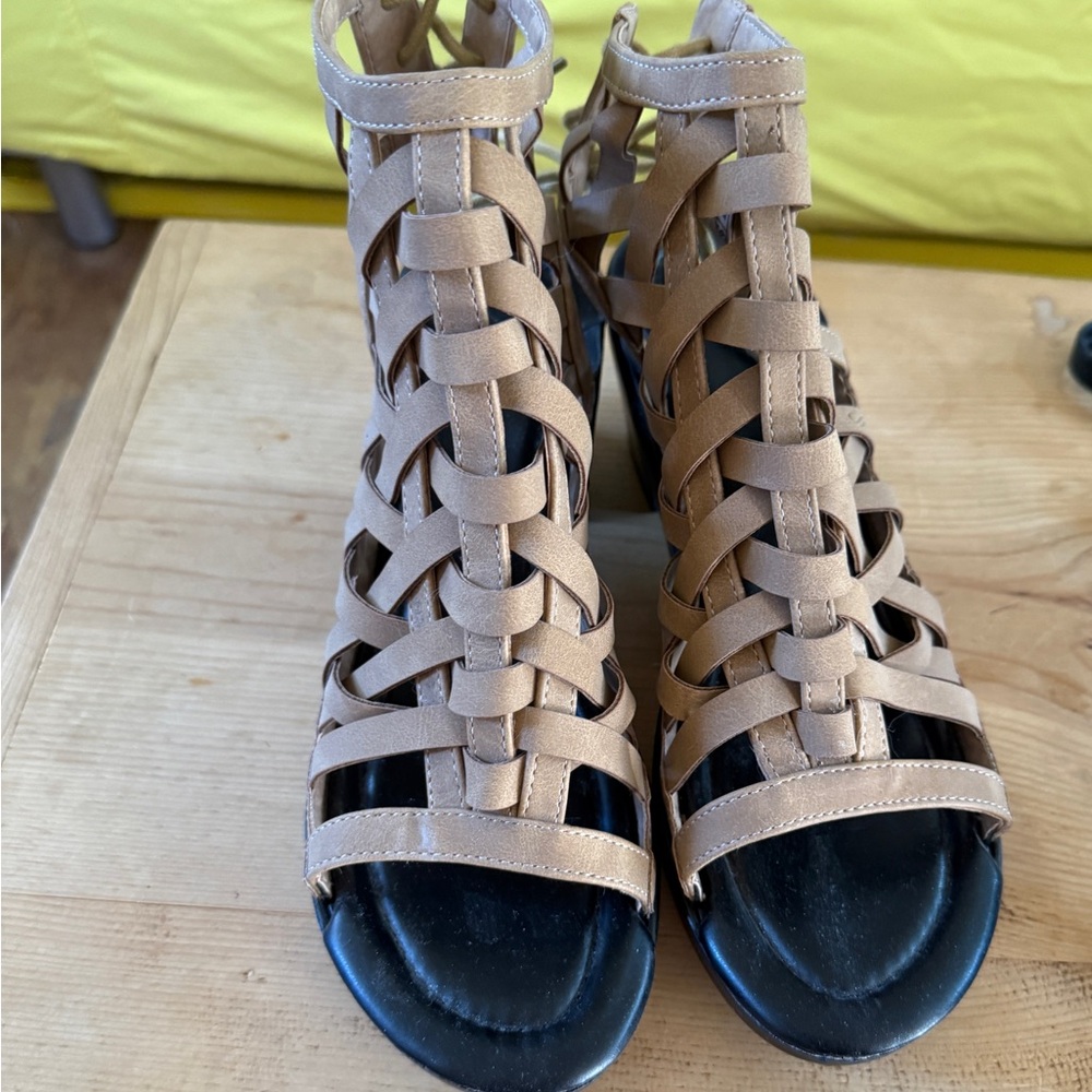 INTERCHANGEABLE SHOES
Travel Lighter | Save Space | Endless Styles